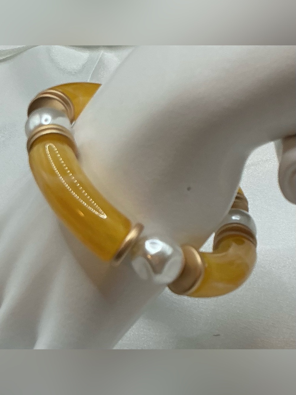 PLUNDER GOLDEN RESIN AND FAUX PEARL STRETCH BRACELET